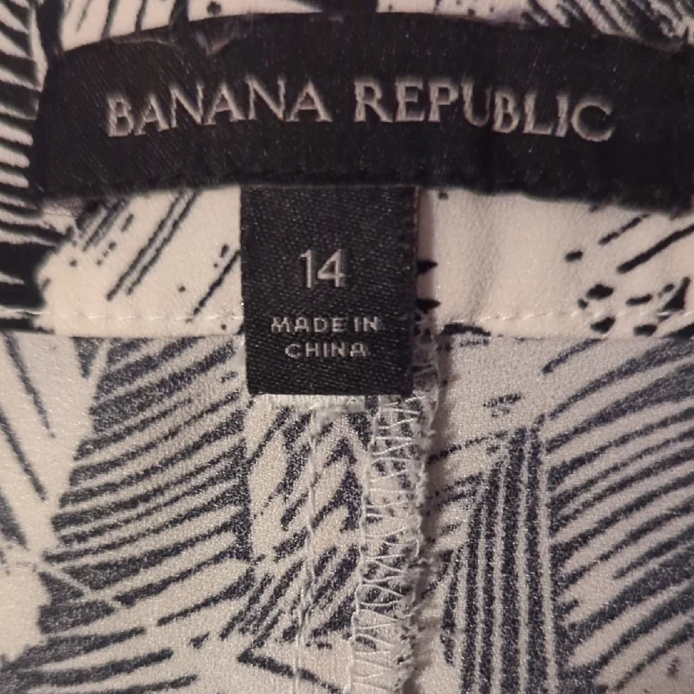 Banana Republic Black & White Leaf-Print Shorts - Picture 3 of 4